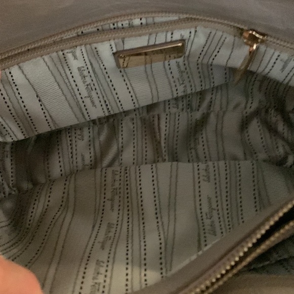 SALVATORE FERRAGAMO bag, genuine leather in 2-tone beige. Gold tone chains. - Picture 14 of 17